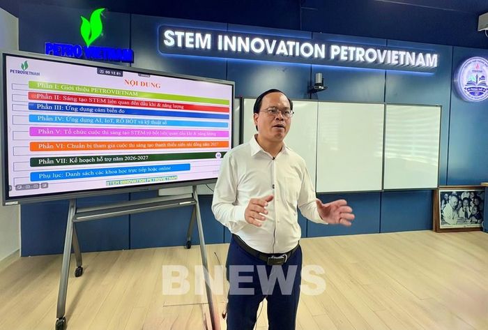 Phó Giáo sư, Tiến sĩ Vũ Minh Hùng, Trưởng khoa Khoa học cơ bản của trường Đại học Dầu khí (PVU) trong phòng học STEM Trường Petrovietnam-Phong Thổ. Ảnh: Anh Nguyễn/Bnews/vnanet.vn