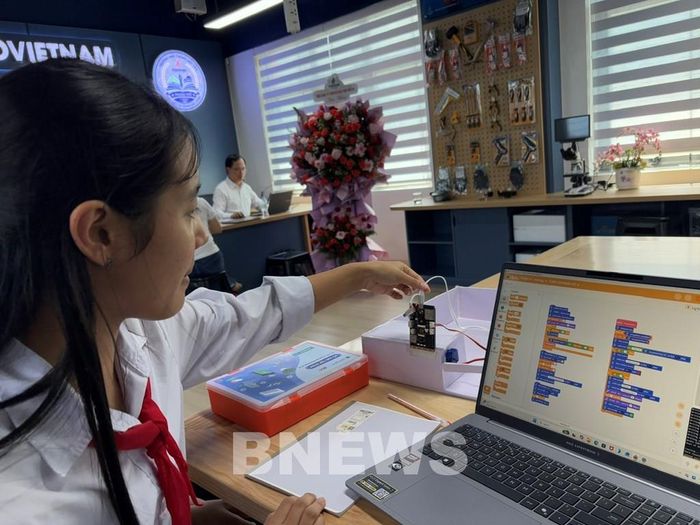 Học sinh Lý Hồng Vân (dân tộc Hà Nhì) Trường Petrovietnam-Phong Thổ với mô hình thu nhỏ "cổng trường học thông minh". Ảnh: Anh Nguyễn/Bnews/vnanet.vn