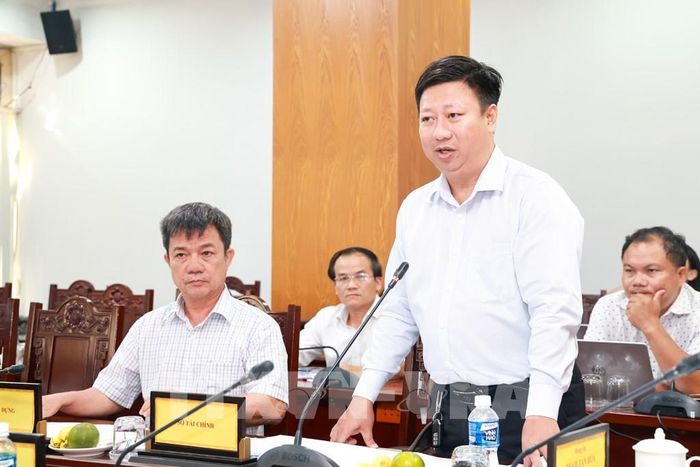 Ông Nguyễn Kiên Cường, Phó Giám đốc Sở Tài chính tỉnh Tây Ninh, phát biểu về công tác rà soát tổng mức đầu tư và cân đối nguồn vốn cho các dự án trường học biên giới. Ảnh: Giang Phương - TTXVN