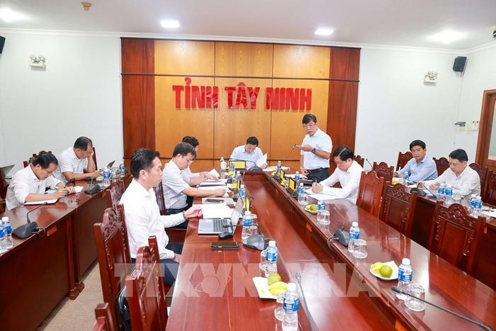 Lãnh đạo Sở Giáo dục và Đào tạo tỉnh Tây Ninh trao đổi với lãnh đạo các xã biên giới về quy mô đầu tư, thiết kế và tiến độ chuẩn bị xây dựng các trường học. Ảnh: Giang Phương - TTXVN