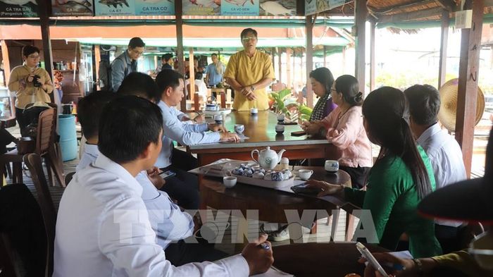 Thành viên hợp tác xã thông tin về tình hình hoạt động. Ảnh: Nguyễn Hằng - TTXVN