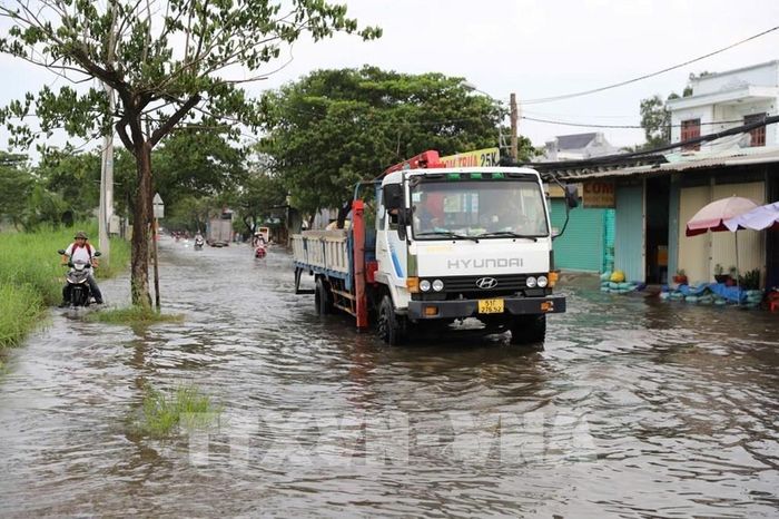 Ngập do triều cường chiều 28/9 trên đường Nguyễn Bình, xã Hiệp Phước, TP. Hồ Chí Minh. Ảnh: Hồng Đạt - TTXVN
