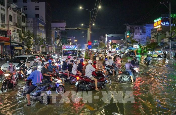 Giao thông hỗn loạn tại ngã ba đường Nguyễn Văn Cừ - Trần Việt Châu tối 28/9 khi triều cường lên cao. Ảnh: Thanh Liêm - TTXVN