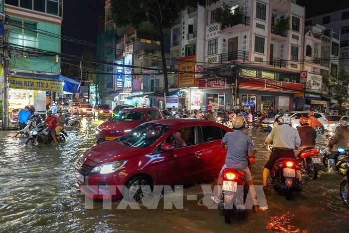 Giao thông hỗn loạn tại ngã ba đường Nguyễn Văn Cừ - Trần Việt Châu tối 28/9 khi triều cường lên cao. Ảnh: Thanh Liêm - TTXVN