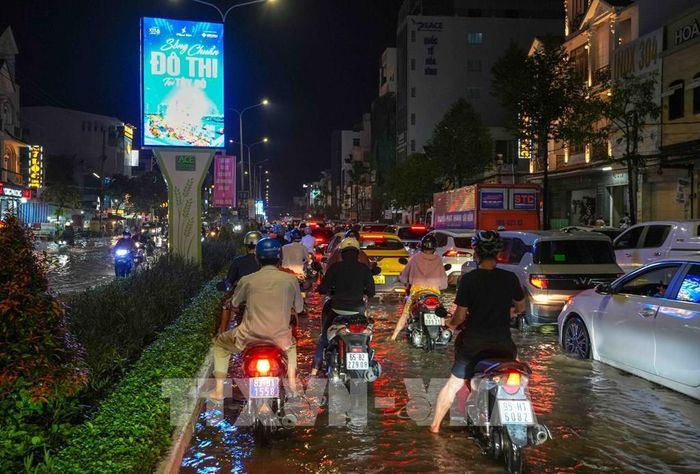 Đường Nguyễn Văn Cừ, phường Cái Khế, thành phố Cần Thơ bị ngập khi triều cường vượt báo động III tối 28/9. Ảnh: Thanh Liêm - TTXVN