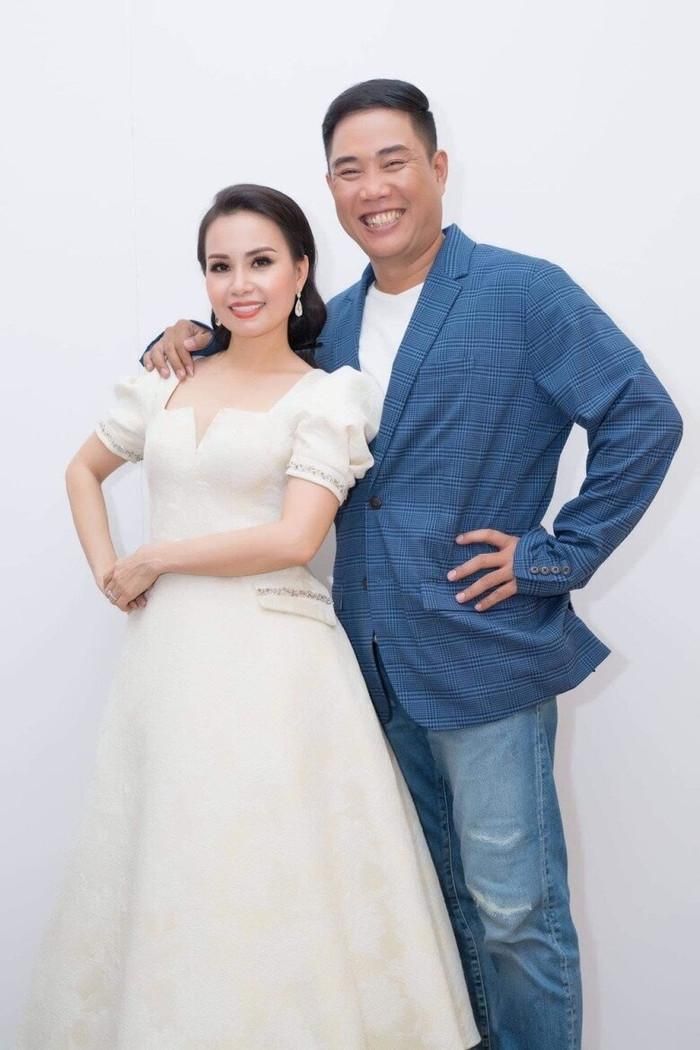 Cẩm Ly và chồng hạnh phúc sau hơn 2 thập kỷ bên nhau.
