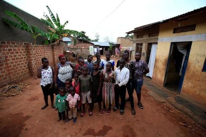 Cuộc sống của các mẹ con khá khó khăn. Ảnh: REUTERS