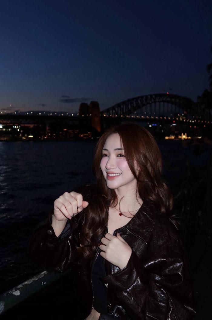 Những hình ảnh đầy thần thái của Hòa Minzy trong chuyến "xuất ngoại" mới đây nhận được nhiều lời khen từ cư dân mạng.