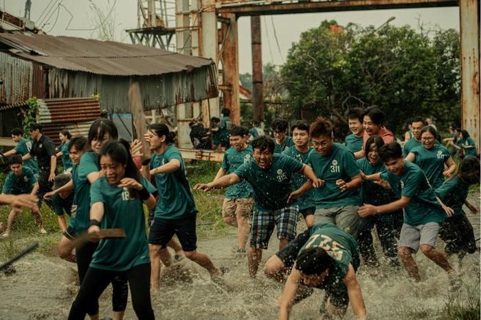 Các nhân vật trong Trại buôn người cùng bị cuốn vào cuộc chiến sinh tồn giữa khu trại khắc nghiệt.