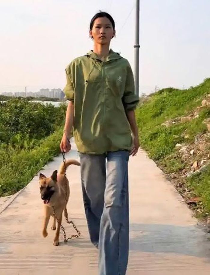 Leng cao 1,81 m và nặng 50 kg, trở nên nổi tiếng trên mạng vào tháng 7 năm ngoái sau khi những video ghi lại cảnh cô làm việc tại trạm thu gom phế liệu thu hút sự chú ý lớn. Ảnh: Baidu.