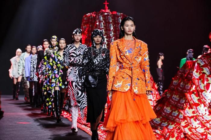 Leng (đầu tiên) catwalk tại Tuần lễ Thời trang Thâm Quyến, năm 2025. Ảnh: Sina