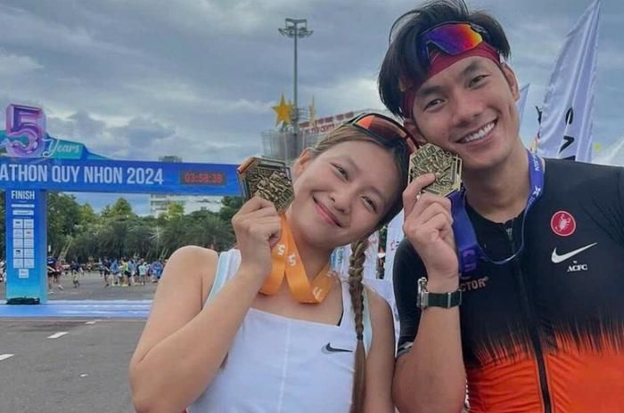 Nhan Phúc Vinh và Khả Ngân tại giải Marathon Quy Nhơn 2024.