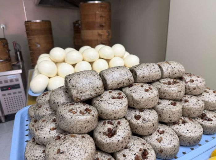 Những chiếc bánh màn thầu vừa hấp xong có lớp vỏ căng bóng, mịn màng như phủ một lớp màng nước mỏng. Ảnh: Changjiang Daily