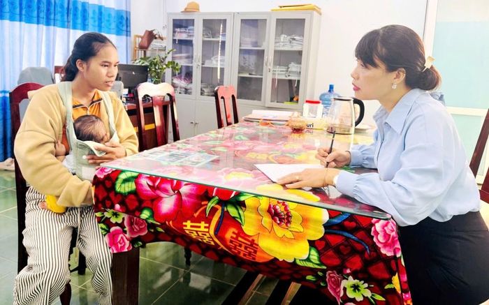 Đại diện Đoàn giám sát gặp gỡ, thăm hỏi bà mẹ được hưởng thụ chính sách tại xã Trà Bồng