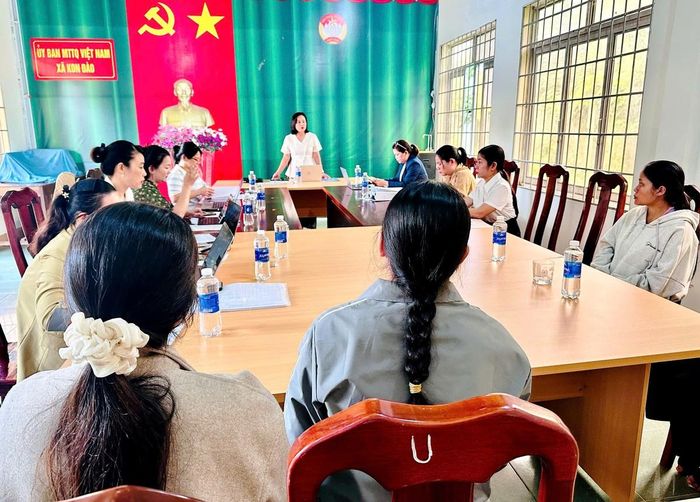 Bà Phạm Thị Lệ Nguyên, Phó Chủ tịch Hội LHPN tỉnh Quảng Ngãi chủ trì giám sát tại xã Kon Đào