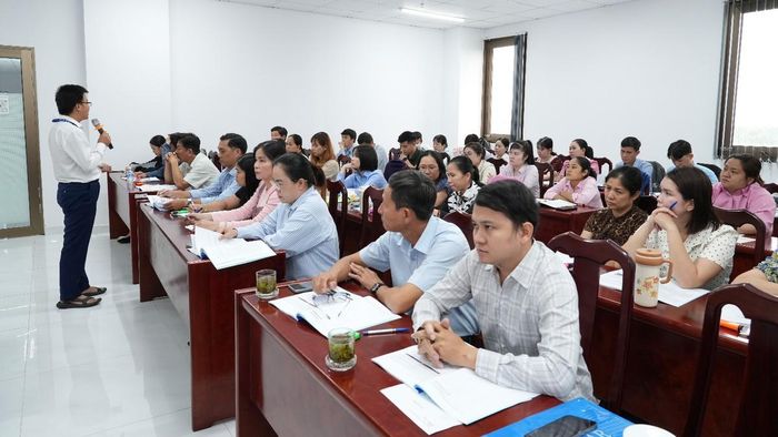 Lớp tập huấn cho đội ngũ điều tra viên và giám sát viên định lượng tham gia nghiên cứu “Thực trạng sử dụng thuốc lá ở người từ 15 tuổi trở lên và công tác phòng, chống tác hại thuốc lá tại Đồng Tháp năm 2026”. Ảnh: Thanh Hoàng