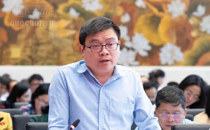 Thứ trưởng Bộ Công Thương Trương Thanh Hoài giải trình tại phiên họp. Nguồn: mediaquochoi