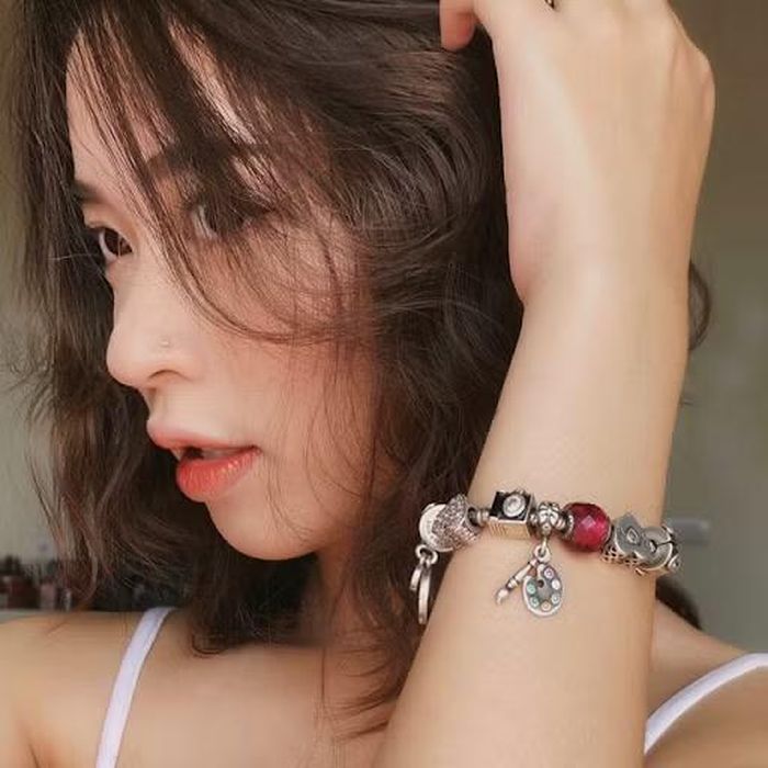 Điểm đặc biệt của chiếc vòng pandora là khi mua một chiếc vòng trơn về, người dùng có thể kết hợp các hạt charm khác nhau theo sở thích, theo phong cách thời trang, cá tính riêng biệt