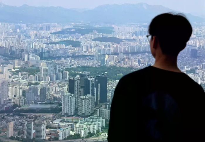 Thị trường việc làm đầy thách thức, cùng chi phí sinh hoạt đắt đỏ đã khiến nhiều bạn trẻ Hàn Quốc chọn cách về ở với gia đình và tiếp quản các công việc thường nhật tại nhà