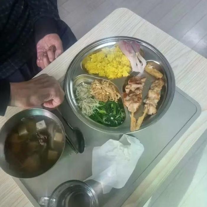 Bữa cơm trưa mà cô Kim, 29 tuổi, chuẩn bị cho cha mình, người đã bị đột quỵ vào năm 2024