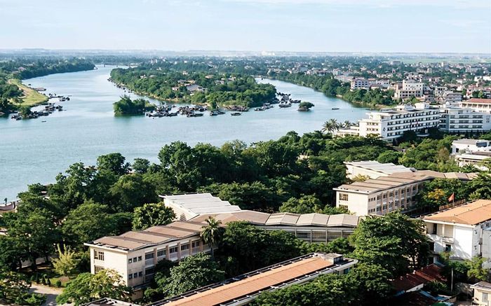 Đầu mái gợn sóng của quần thể Đại học Sư phạm Huế - Khách sạn Hương Giang - Khách sạn Century, gợi hình ảnh sóng nước sông Hương
