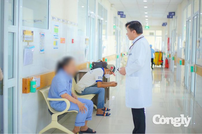 Bác sĩ thăm khám cho bệnh nhân.