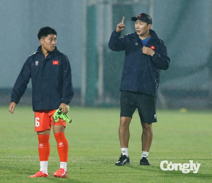 Khoa Ngô sẽ là phương án được tính đến khi hàng loạt trụ cột đội tuyển Việt Nam vắng mặt do chấn thương. Ảnh: Phạm Đình.