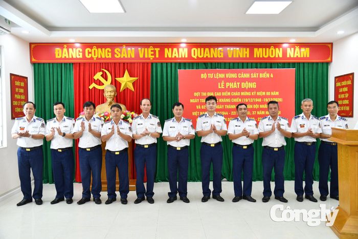 Thủ trưởng Bộ Tư lệnh Vùng và chỉ huy các cơ quan, đơn vị thể hiện quyết tâm thi đua.