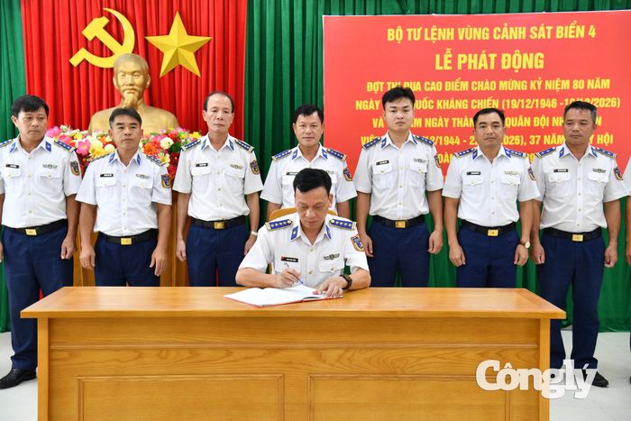 Đại diện các cơ quan, đơn vị ký kết giao ước thi đua.