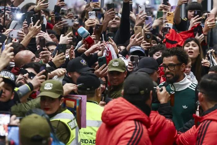 Thủ môn được người hâm mộ vây quanh khi ký hợp đồng với Colo-Colo. Ảnh: Getty