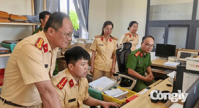 Đoàn công tác kiểm tra việc rà soát, làm sạch dữ liệu hồ sơ GPLX tại công an xã.