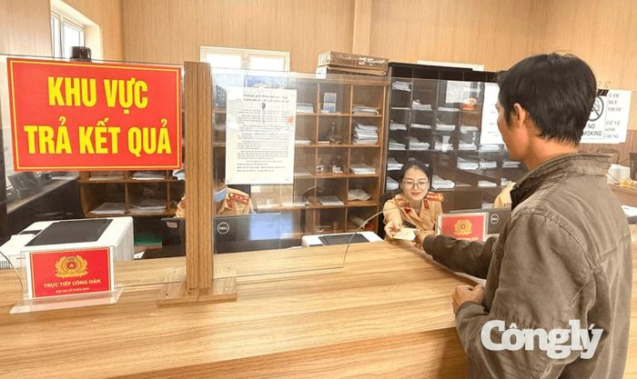 Phòng CSGT hướng dẫn người dân cấp đổi GPLX mô tô bằng vật liệu giấy bìa sang thẻ PET.