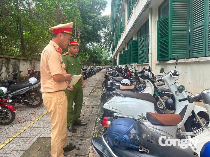 Đội CSGT số kiểm tra tại các bãi giữ xe trường học trên địa bàn.