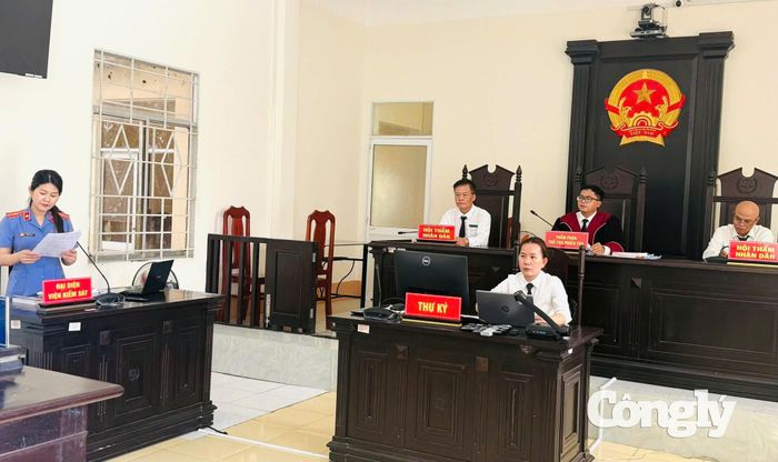 Hội đồng xét xử.