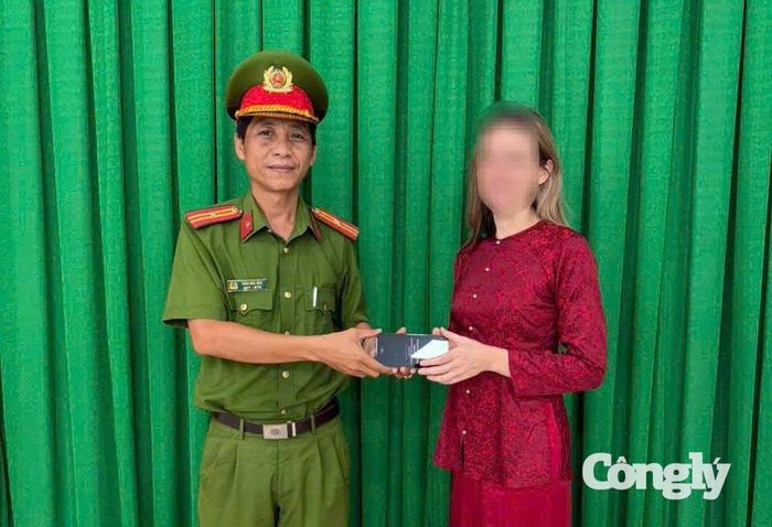Chị P.K vui mừng nhận lại tài sản.