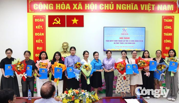 Công đoàn phường Sài Gòn trao quyết định thành lập 24 công đoàn cơ sở.