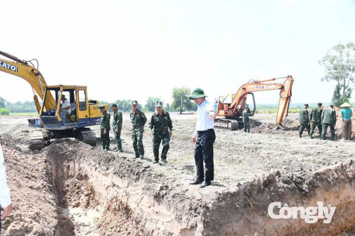 Hình ảnh đội K và dân quân thường trực thực hiện nhiệm vụ tìm kiếm, quy tập HCLS.