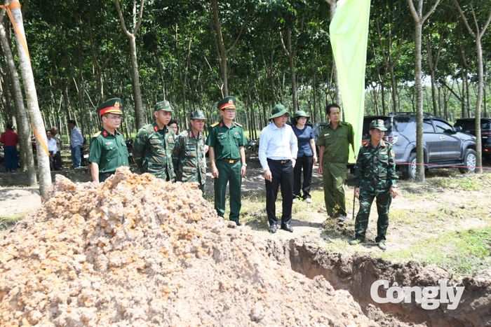 Đoàn công tác khảo sát tại khu vực tìm kiếm hài cốt liệt sĩ.