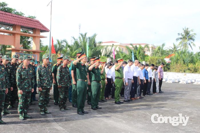 Các đại biểu dâng hoa tưởng niệm các Anh hùng liệt sĩ tại Nghĩa trang Liệt sĩ xã Nhu Gia.
