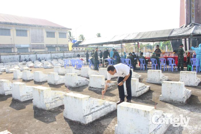 Đại biểu thắp hương tại các phần mộ liệt sĩ ở Nghĩa trang Liệt sĩ xã Nhu Gia.