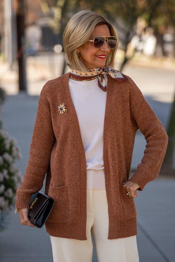 Trâm cài áo trên cardigan gần gũi, dễ liên tưởng tới hình ảnh “món đồ của bà”. Ảnh: Juststylela