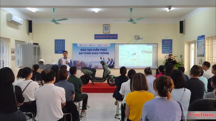 Không chỉ có các em học sinh, các bậc phụ huynh cũng được tổ chức đào tạo kiến thức về an toàn giao thông.
