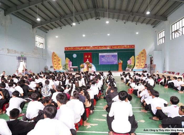 Quang cảnh buổi trao học bổng và vở tặng học sinh tại Trường Phổ thông Dân tộc bán trú Trung học cơ sở Nam Giang.