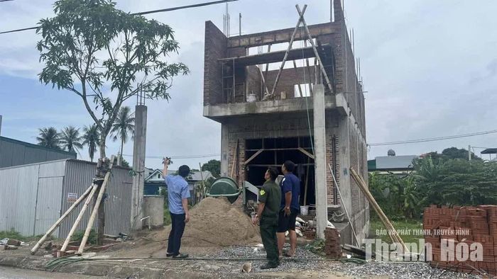 Lực lượng chức năng phường Đông Tiến kiểm tra công trình xây dựng tại tổ dân phố Vân Nhưng.