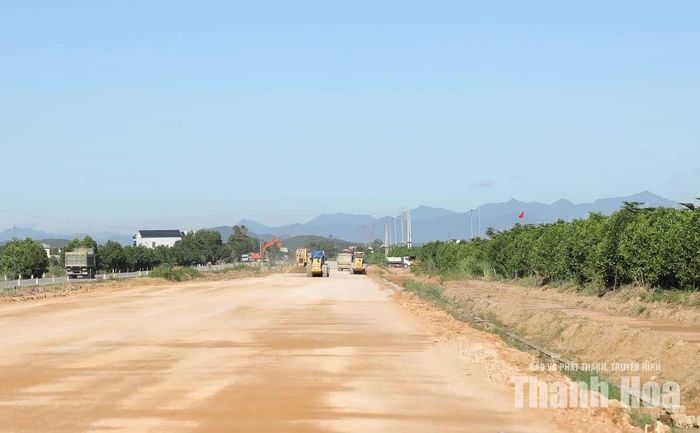 Đường nối thành phố Thanh Hóa (cũ) với Cảng hàng không Thọ Xuân, đoạn từ cầu Nỏ Hẻn đến đường tỉnh 514 đang được nhà thầu thi công theo kế hoạch.