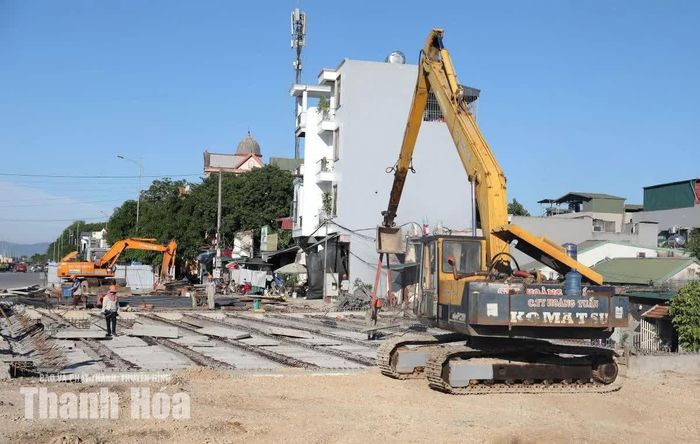 Hạng mục cầu Đống thuộc Dự án mở rộng đại lộ Lê Lợi đoạn từ ngã tư Phú Sơn đến cầu Đống, thành phố Thanh Hóa (cũ) đang được đẩy nhanh tiến độ thi công.