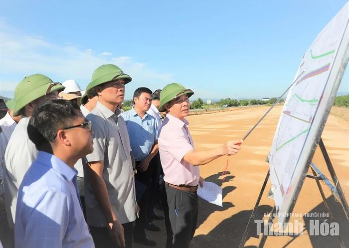 Chủ tịch UBND tỉnh Tô Anh Dũng kiểm tra, chỉ đạo thi công tuyến đường nối thành phố Thanh Hóa (cũ) với Cảng hàng không Thọ Xuân, đoạn từ cầu Nỏ Hẻn đến đường tỉnh 514.
