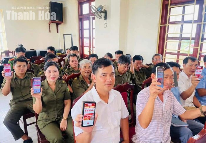 Các lực lượng chính trị xã hội ra quân hướng dẫn người dân các thôn cài đặt ứng dụng số tại nhà văn hóa thôn.