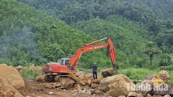 Địa chất mặt bằng khu TĐC nhiều đá, gây khó khăn cho nhà thầu thi công.