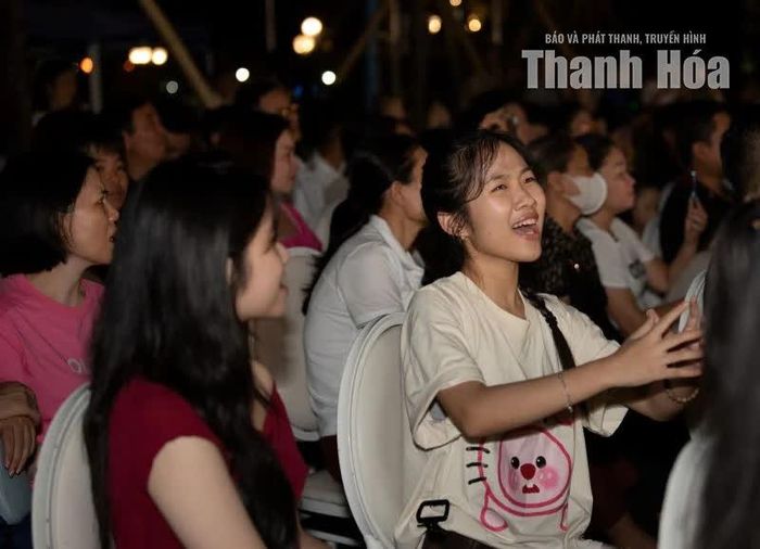 Tiếng hát cất lên tự nhiên, hòa nhịp cùng người nghệ sĩ trên sân khấu